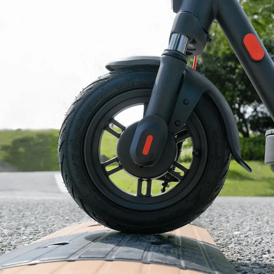 Pneumatico da 10 pollici dello Xiaomi Elite su un dosso